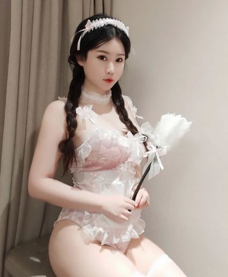 一男子在闹市区放生蟑螂